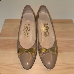 Vintage Salvatore Ferragamo Tan and Gold Bow Toe Kitten Leather Heels 5.5AA